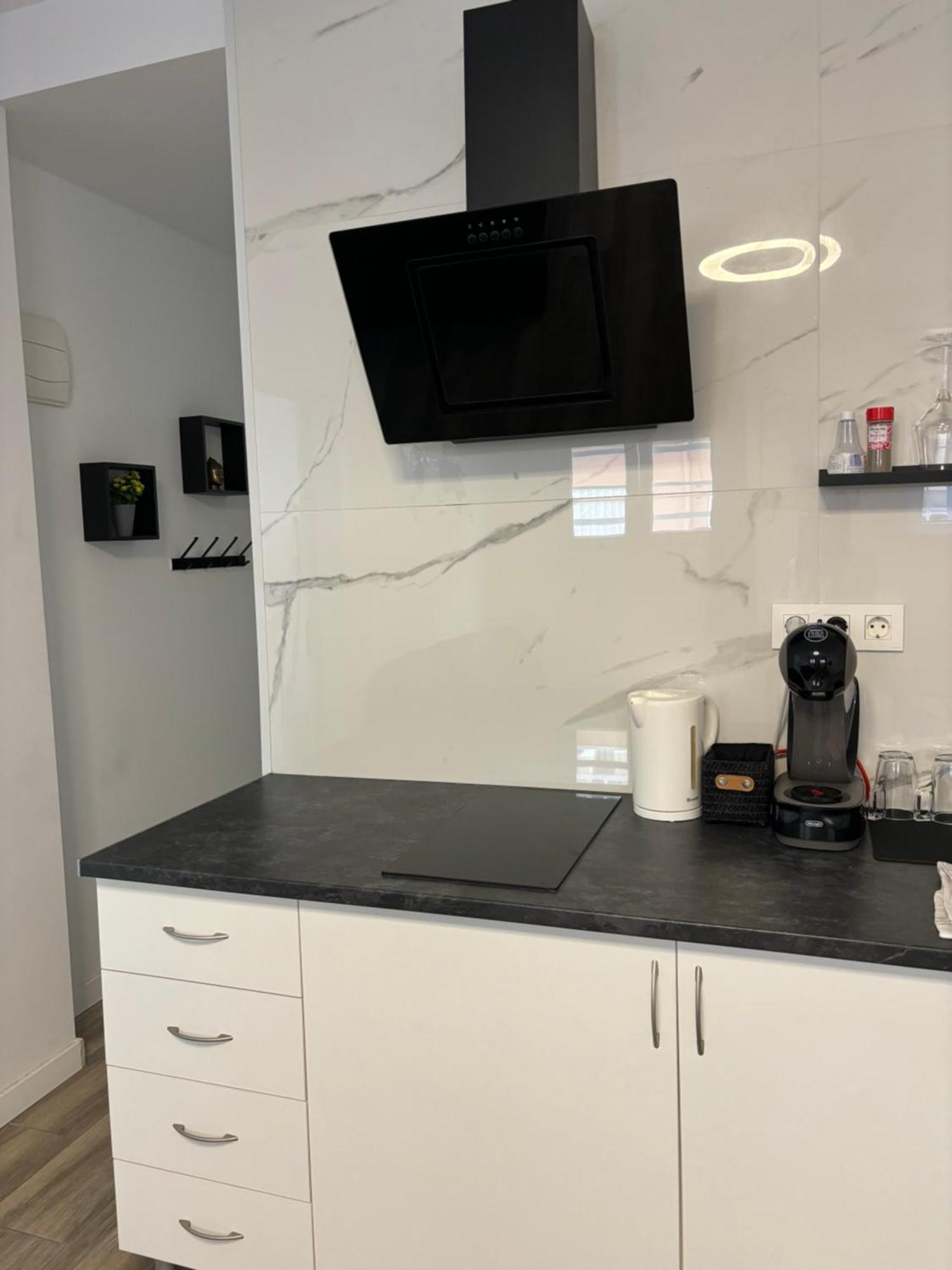 Apartamento Blanco Y Negro En El Centro Alicante Exteriör bild